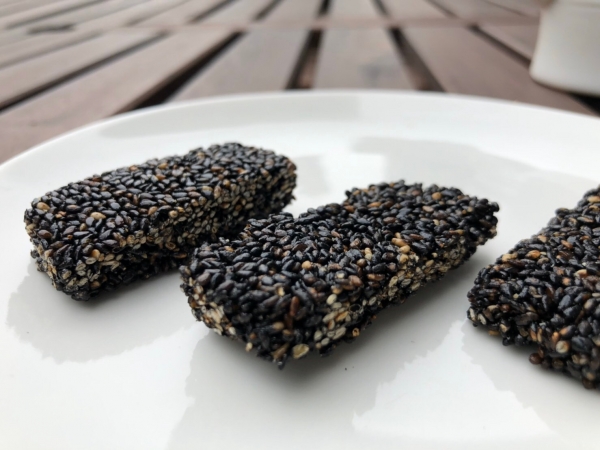 手工微甜黑芝麻酥糖